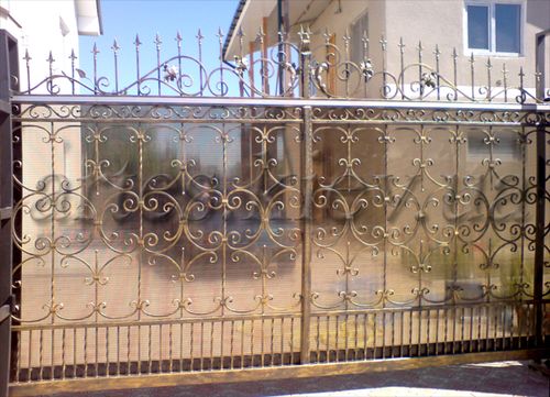 Порядок работы по установке металлических кованых ворот во двор